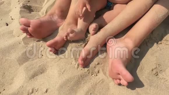 暑假快乐的脚踩沙滩在阳光明媚的夏日在海滩上放松的双脚特写视频的预览图
