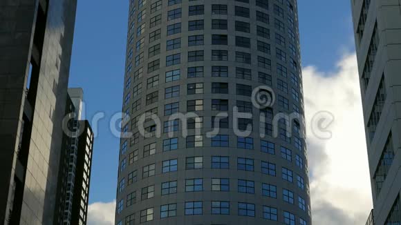 圆形现代城市摩天大楼公寓楼视频的预览图