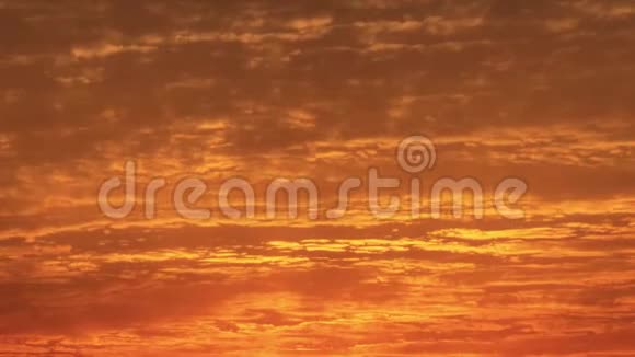 在日落时橙色的云在天空中移动4K版时移云视频的预览图