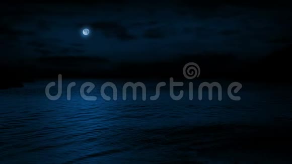 在月光下的夜泊中向海滩移动视频的预览图