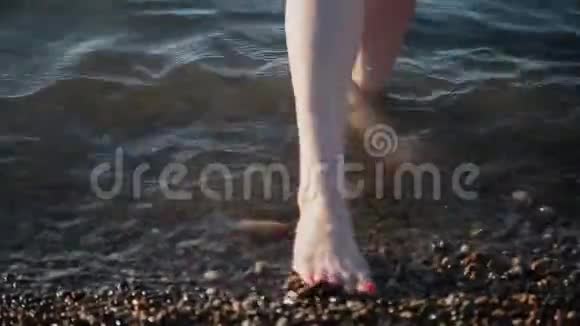 在温暖的季节人的脚在海水中视频的预览图