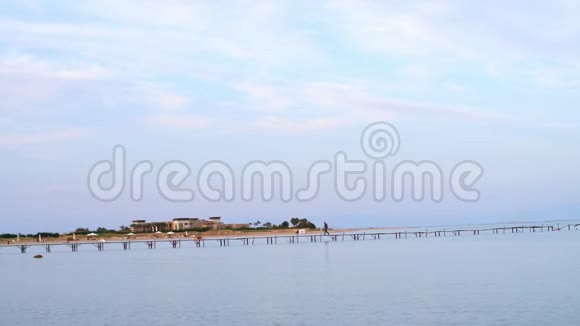 旧的废弃的码头红海是平静的没有风的天气天空中有云你可以看到一个长长的码头上视频的预览图