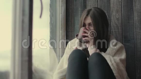 窗外悲伤的女孩在想什么视频的预览图