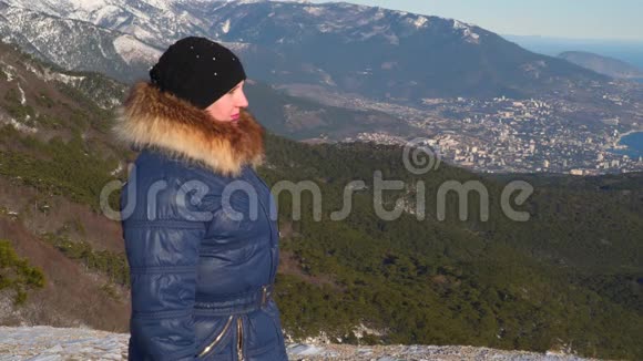 一个女人站在山顶上视频的预览图