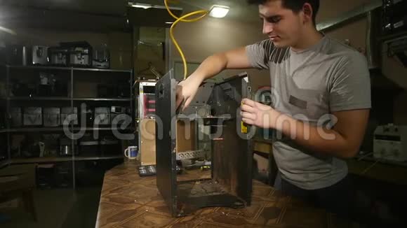 拆开的咖啡机这家伙手清理咖啡的灰尘慢动作视频的预览图