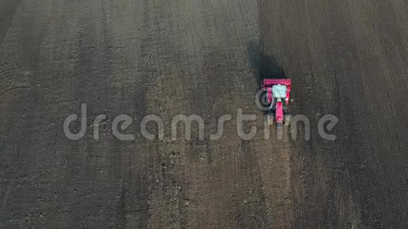 农用拖拉机在秋田播种空中播种视频的预览图