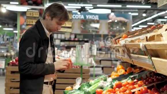 各种新鲜水果和蔬菜的杂货店摊位图片和购买的人超市视频的预览图