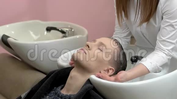 洗头的人视频的预览图