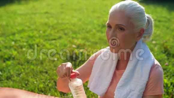 老年妇女在体育活动后饮用受欢迎的饮用水视频的预览图