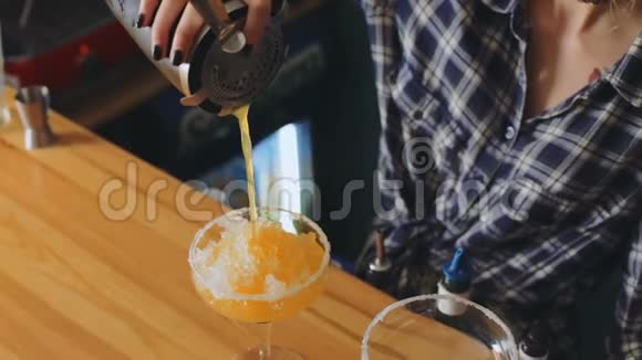 女专业酒吧老板酒吧服务员准备鸡尾酒倒酒酒精饮料果汁摇瓶玻璃冰棒视频的预览图