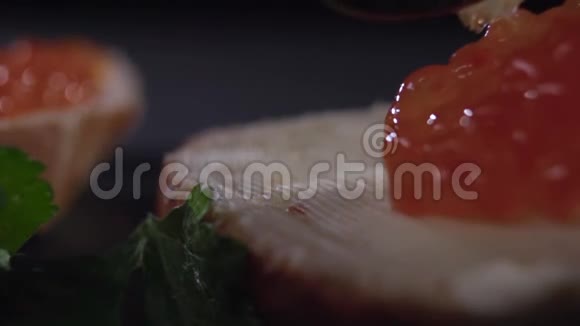 把红鱼子酱涂在面包和黄油上视频的预览图