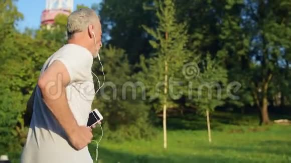 一位令人愉快的老人早晨慢跑的镜头视频的预览图