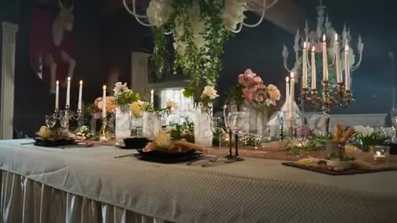 一张带有黑色箭头的桌子里面有食物酒杯花瓶烛台和蜡烛视频的预览图