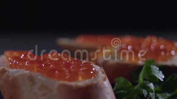 欧芹落在三明治上的红鱼子酱上视频的预览图