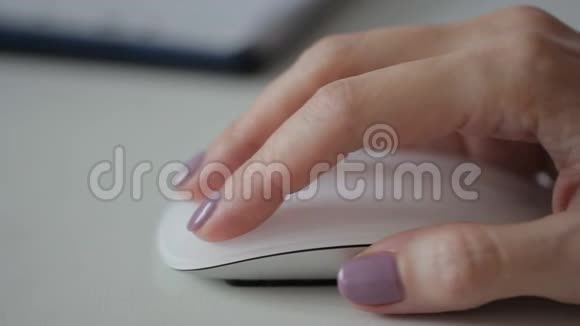 女人拿着白色时髦的老鼠在她的手近距离视频的预览图
