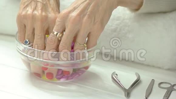 从香气浴中取出双手的女人视频的预览图