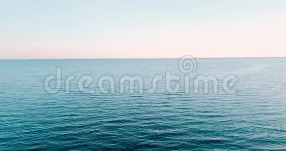 神奇的蓝色海洋和波浪暑假周末或假期水平视图俄罗斯景观背景海湾视频的预览图