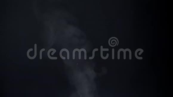 黑色背景下的蒸汽烟雾特写镜头视频的预览图