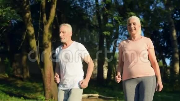 喜出望外的老夫妇在公园里慢跑视频的预览图