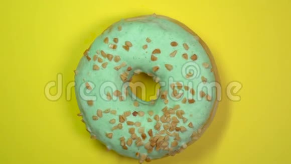 美味可口的绿色甜甜圈在盘子上旋转上景视频的预览图