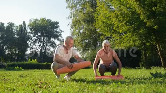 快乐的老年夫妇准备体育锻炼视频的预览图