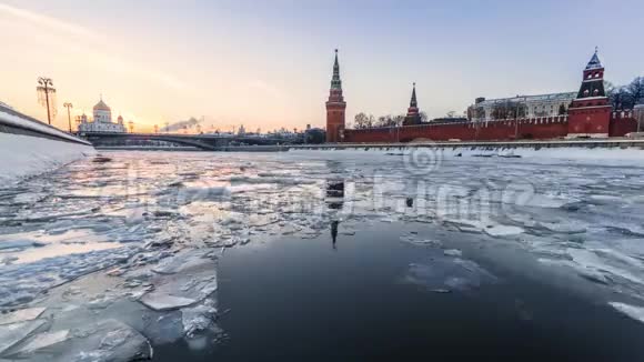 莫斯科河上的冰浮在克里姆林宫的墙前视频的预览图