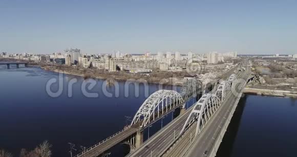 乌克兰基辅2018年4月07日鸟瞰桥上的城市交通乌克兰基辅达尼茨基大桥视频的预览图