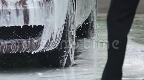 个人在汽车洗车业务上喷洒泡沫清洁剂视频的预览图