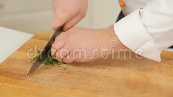 在厨房里切绿色植物视频的预览图
