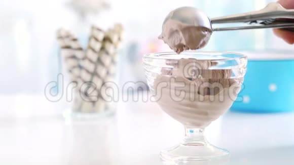 冰淇淋的小球转移到冰淇淋碗里视频的预览图