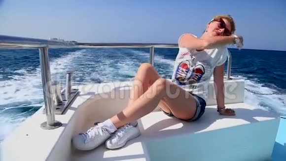 游艇上漂亮的红发女孩视频的预览图