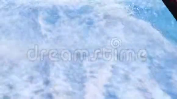 靠近冲浪者的腿和脚在板上摆脱场景一个人骑在波浪板上的特写镜头视频的预览图