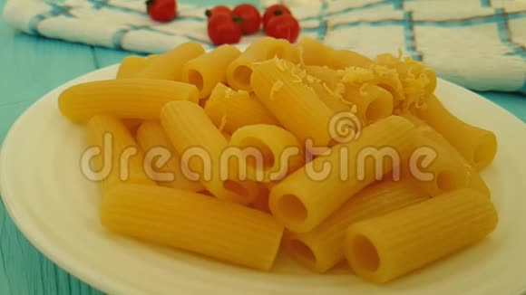 意大利面撒上奶酪慢镜头拍摄视频的预览图