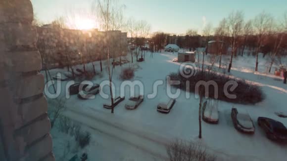 在一个冬季早晨的超时空视频中从村里的窗户向外看视频的预览图