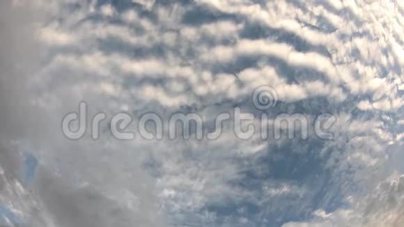 太阳和云层的反射在早晨的天空上快速移动视频的预览图