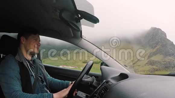 年轻英俊的男人骑着车穿过美丽的山路男司机与人朋友交谈视频的预览图