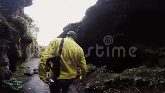 雨天穿雨衣在山上行走的人的后景男性徒步旅行把闲暇时间花在大自然上视频的预览图
