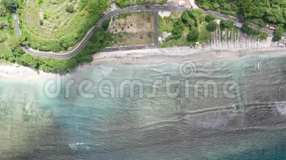 从无人驾驶飞机俯瞰美丽的沿海公路努萨佩尼达岛视频的预览图