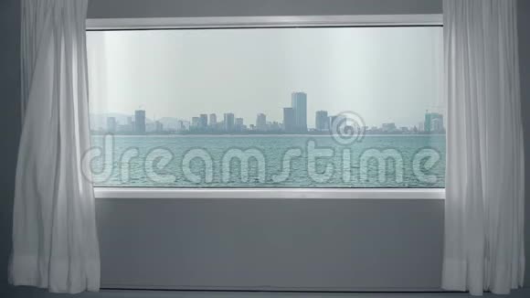 从带窗帘的窗户到带海的市中心天际线背景板彩色关键视频背景视频的预览图