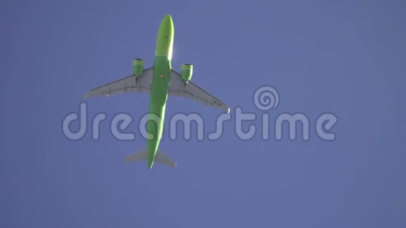 绿色乘客商业飞机在蓝天上缓慢飞行视频的预览图