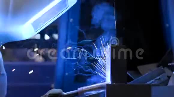 金属生产厂的焊接火花视频的预览图