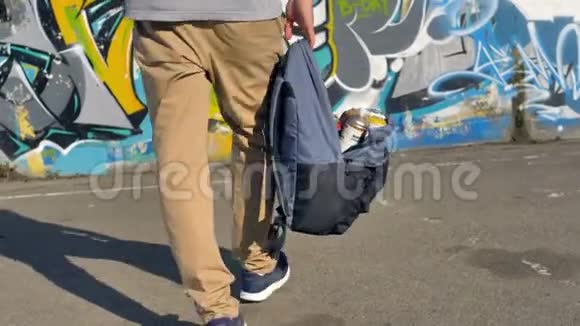 一个装有油漆罐的打开背包挂在男性手上视频的预览图