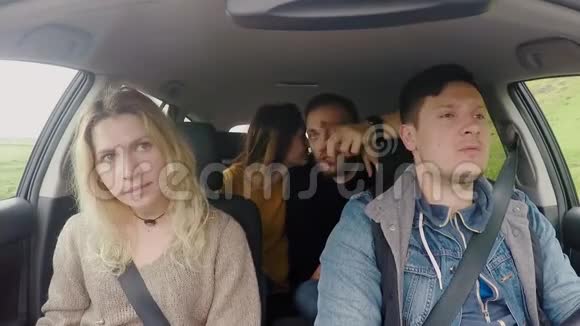 朋友们一起坐车旅行听音乐一群年轻人在车里跳舞玩得很开心视频的预览图