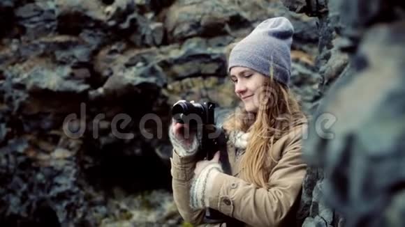 年轻漂亮的女人站在山上拍摄镜头旅游女性从旅行中拍照视频的预览图