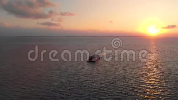 日出时一艘客货轮驶过墨西哥的Mujeres岛和坎昆岛视频的预览图