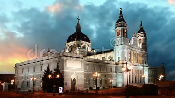 日落时马德里西班牙圣玛丽亚阿尔穆迪纳皇家酒店视频的预览图