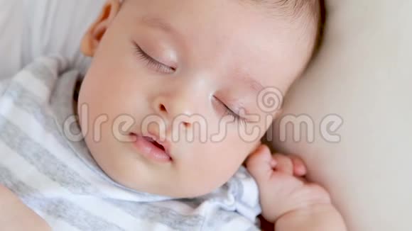 穿条纹衣服的新生男孩正在睡觉视频的预览图