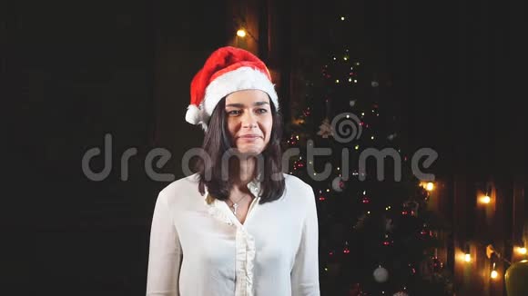 戴圣诞老人帽子的快乐女孩得到了圣诞礼物慢动作视频的预览图