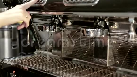 服务员在咖啡机上煮咖啡视频的预览图