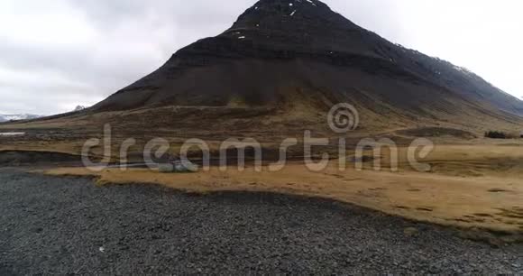 飞越冰岛偏远地区海岸的维京废墟视频的预览图